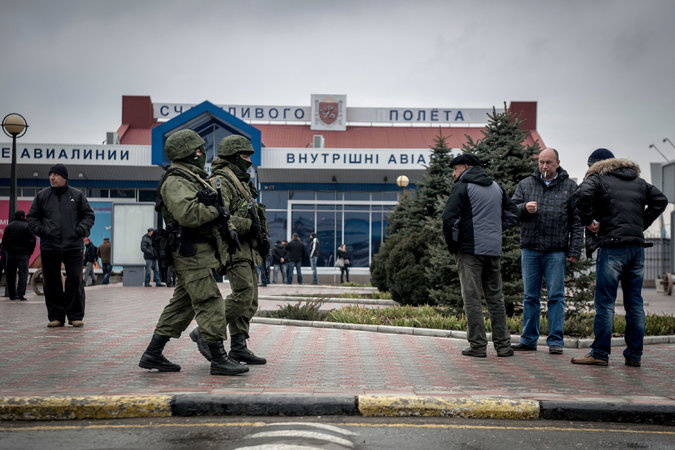 ukraine-armed-men-airport