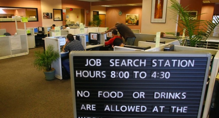 People search for jobs on computers at the Verdugo Jobs Center, a partnership with the California Employment Development Department, in Glendale, California November 7, 2008. The U.S. unemployment rate shot to a 14-1/2 year high last month as employers slashed jobs by an unexpectedly steep 240,000, suggesting President-elect Barack Obama will face a deep recession when he takes office. (Photo: Reuters)