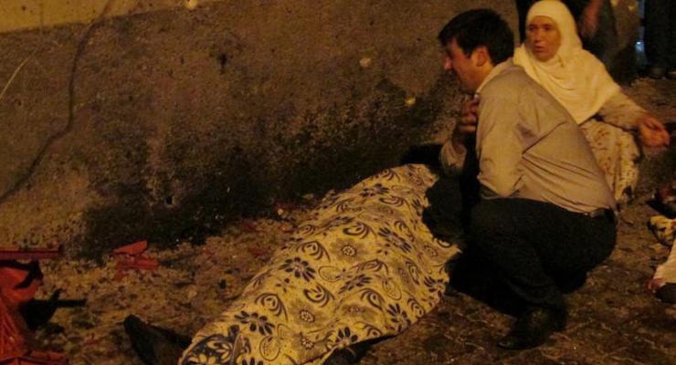 A man and a woman mourn next to a body of one the victims of a blast targeting a wedding ceremony in the southern Turkish city of Gaziantep, Turkey, August 20, 2016. (Photo: Ihlas News Agency via REUTERS)