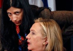 Huma Abedin, left, Hillary Clinton, right. (Photo: Reuters/Kevin Lamarque)
