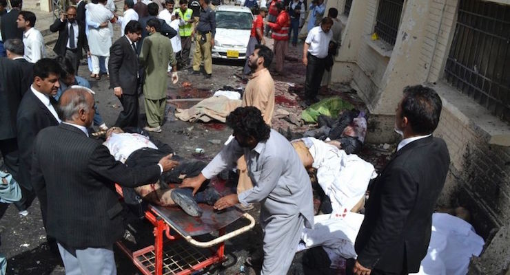 People help victims after a bomb exploded at a government-run hospital in Quetta, Pakistan on Aug. 8, 2016. (Photo: AP)