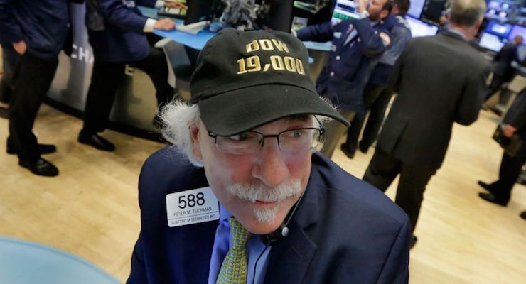 Trader Peter Tuchman wears his "Dow 19,000" cap on the floor of the New York Stock Exchange, Monday, Nov. 21, 2016. U.S. stocks are rising in early trading as the price of oil jumps and energy companies move higher, keeping indexes at record highs. (Photo: AP)