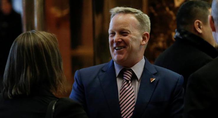 Sean Spicer, Press Secretary to U.S. President-elect Donald Trump, greets representatives of the White House Correspondents Association in the lobby of Trump Tower ahead of their scheduled meeting in New York, U.S., January 5, 2017. (Photo: Reuters)