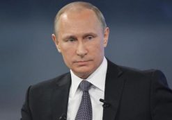 Russian President Vladimir Putin takes part in a live broadcast nationwide call-in in Moscow April 16, 2015. (Photo: Reuters)