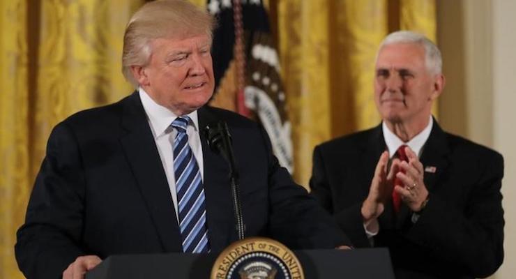 U.S. President Donald Trump attends a swearing-in ceremony for senior staff with Vice President Mike Pence at the White House in Washington, DC January 22, 2017. (Photo: Reuters)