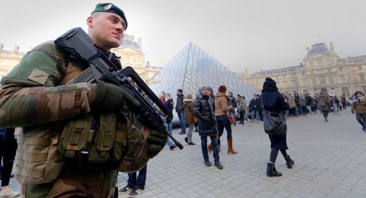 2016: An armed French soldier patrols at the Louvre Museum in Paris (Photo: Reuters)