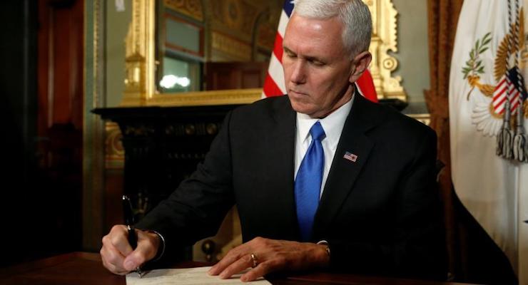 U.S. Vice President Mike Pence signs a document in his ceremonial office in the Eisenhower Executive Office Building at the White House in Washington, Jan. 20, 2017. (Photo: Reuters)