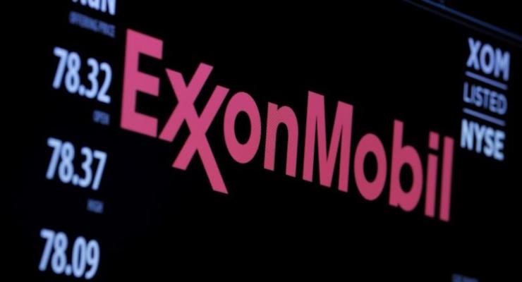 The logo of Exxon Mobil Corporation is shown on a monitor above the floor of the New York Stock Exchange in New York, December 30, 2015. (Photo: Reuters)