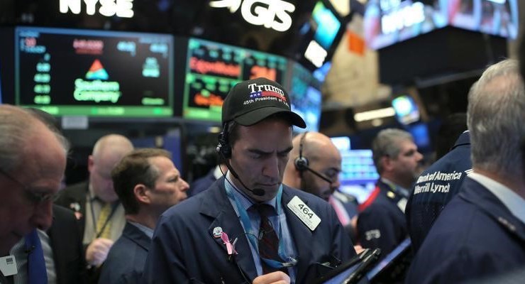 A trader wearing a Trump hat works at the New York Stock Exchange (NYSE) in Manhattan, New York City, U.S., January 20, 2017. (PHOTO: REUTERS)