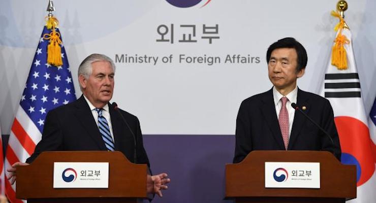U.S. Secretary of State Rex Tillerson (L) speaks as South Korean Foreign Minister Yun Byung-Se looks on during a news conference in Seoul, South Korea March 17, 2017. (Photo: Reuters)