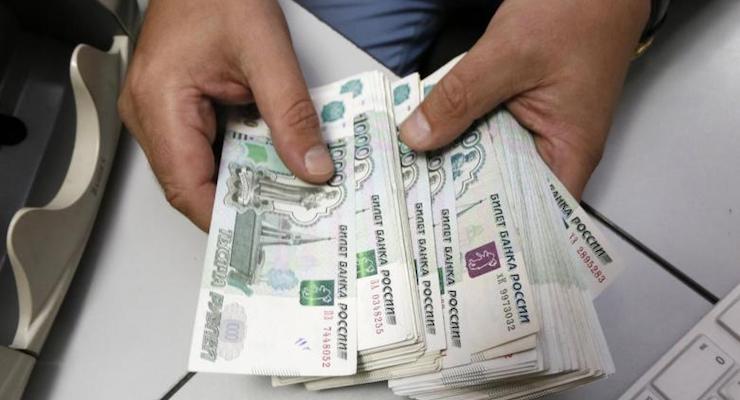 An employee counts Russian ruble banknotes at a private company's office in Krasnoyarsk, Siberia, December 17, 2014. (Photo: Reuters)