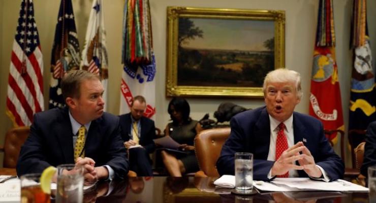 Director of the Office of Management and Budget Mick Mulvaney (L) listens to U.S. President Donald Trump speak during a ''strategic initiatives'' lunch at the White House in Washington, U.S., February 22, 2017. (Photo: Reuters)
