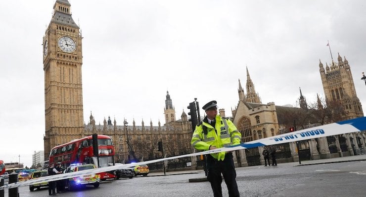 A Metropolitan police officer stands guard at the scene of a "terrorist incident" near the UK Parliament. (Photo: Reuters)