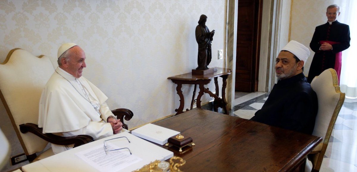 Pope Francis meets Sheikh Ahmed Mohamed el-Tayeb (R), Egyptian Imam of al-Azhar Mosque, at the Vatican May 23, 2016. (Photo: Reuters)