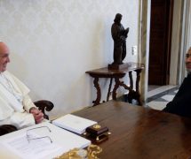 Pope Francis meets Sheikh Ahmed Mohamed el-Tayeb (R), Egyptian Imam of al-Azhar Mosque, at the Vatican May 23, 2016. (Photo: Reuters)