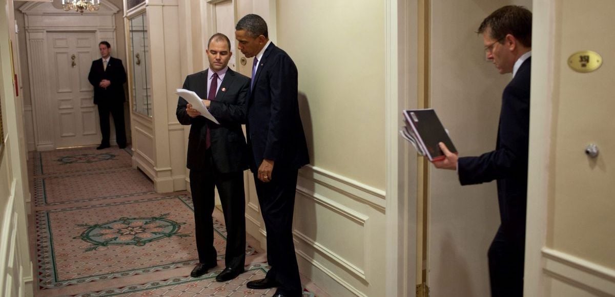 Barack Obama, center, talks with advisor Ben Rhodes, to his right, at the White House. (Photo: Reuters)