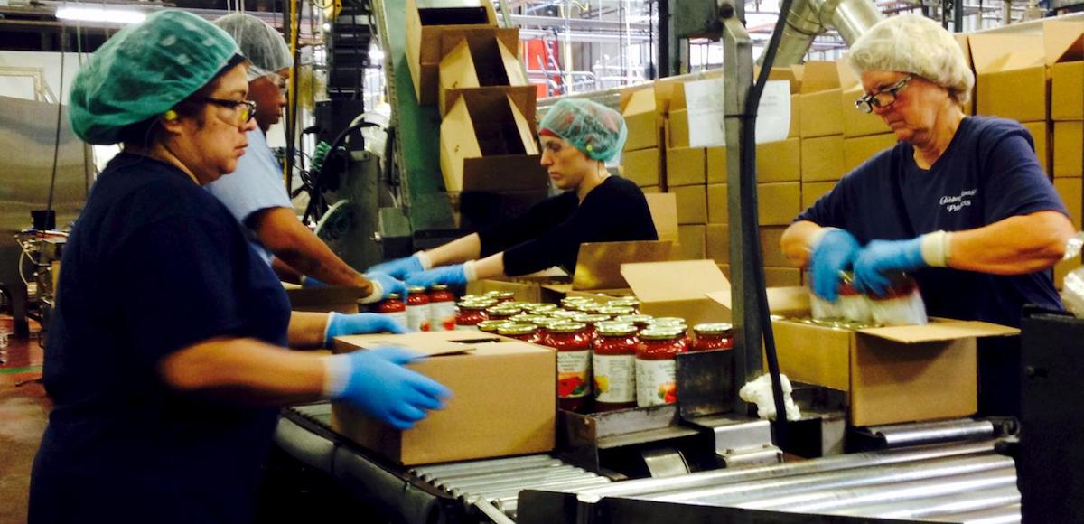 Workers box jars of pasta sauce at a plant run by Chelten House Products in Bridgeport, New Jersey July 27, 2015. (Photo: Reuters)