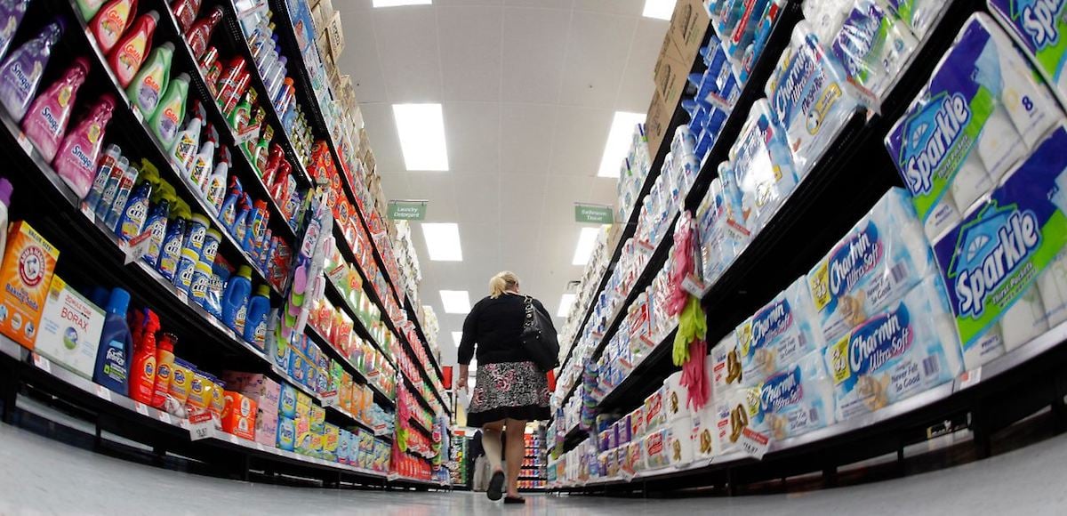 A shopper walks down an aisle in a newly opened Walmart Neighborhood Market in Chicago in this September 21, 2011. (Photo: Reuters)