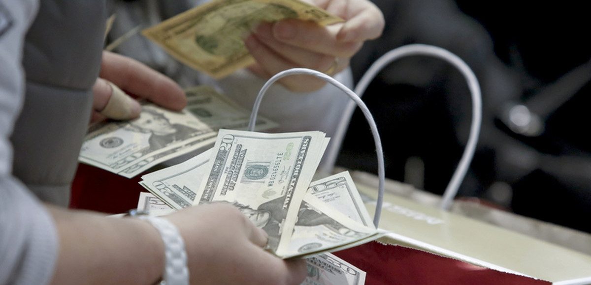 People count money at Macy's Herald Square store during the early opening of the Black Friday sales in the Manhattan borough of New York, November 26, 2015. (Photo: Reuters)