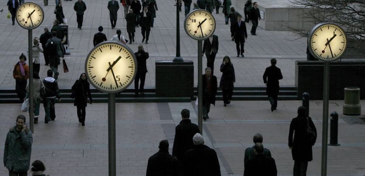 Pedestrians walk through the Canary Wharf financial district of London January 16, 2009. (Photo: Reuters)