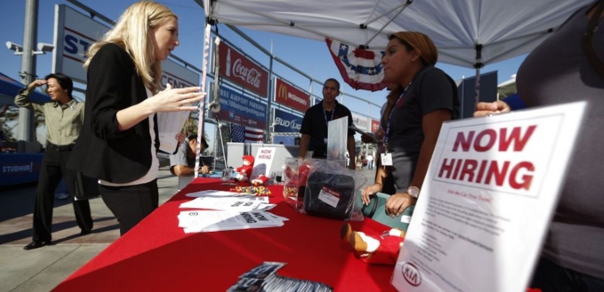 People browse booths at a military veterans' job fair in Carson, California October 3, 2014. (Photo: Reuters)