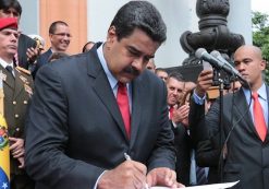 Venezuela's President Nicolas Maduro (C) attends a ceremony to sign off the 2017 national budget at the National Pantheon in Caracas, Venezuela October 14, 2016. (Photo: Miraflores Palace/Handout)