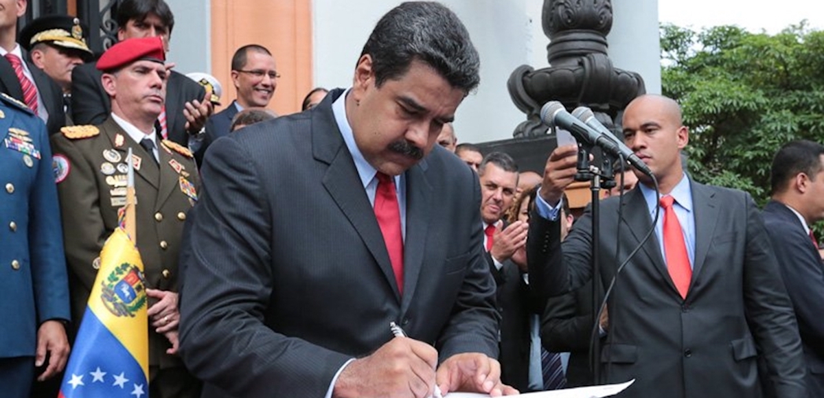 Venezuela's President Nicolas Maduro (C) attends a ceremony to sign off the 2017 national budget at the National Pantheon in Caracas, Venezuela October 14, 2016. (Photo: Miraflores Palace/Handout)
