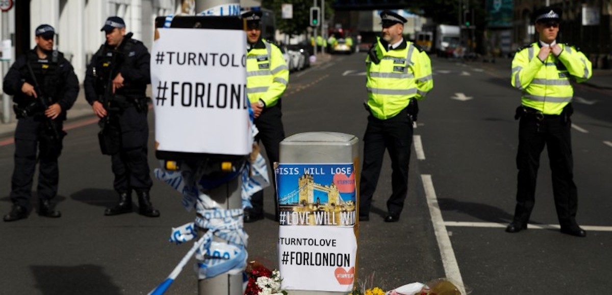 Flowers and messages lie behind police cordon tape near Borough Market after an attack left 7 people dead and dozens injured in London, Britain, June 4, 2017. (Photo: Reuters)