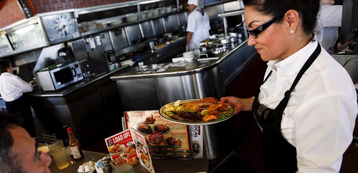 A waitress serves a steak and fried shrimp combo plate to a customer at Norms Diner on La Cienega Boulevard in Los Angeles, California May 20, 2015. (Photo: Reuters)