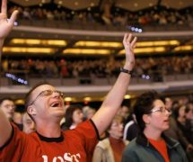 Worshippers fill the 7,000-seat Willow Creek Community church during a Sunday service in South Barrington, Illinois. (Photo: Reuters)