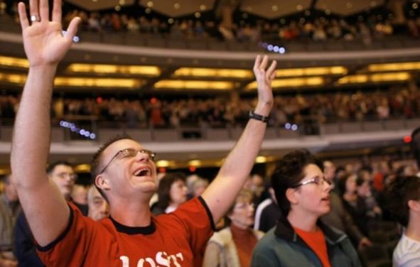Worshippers fill the 7,000-seat Willow Creek Community church during a Sunday service in South Barrington, Illinois. (Photo: Reuters)