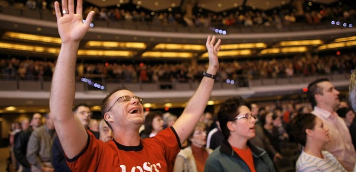 Worshippers fill the 7,000-seat Willow Creek Community church during a Sunday service in South Barrington, Illinois. (Photo: Reuters)