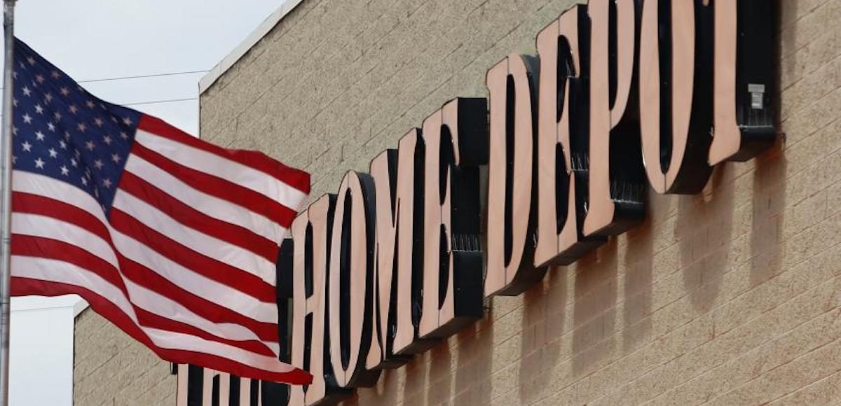 A flag waves in the wind in front of the Home Depot Inc. store location in Evanston, Illinois, on May 19, 2014. (Photo: Reuters)