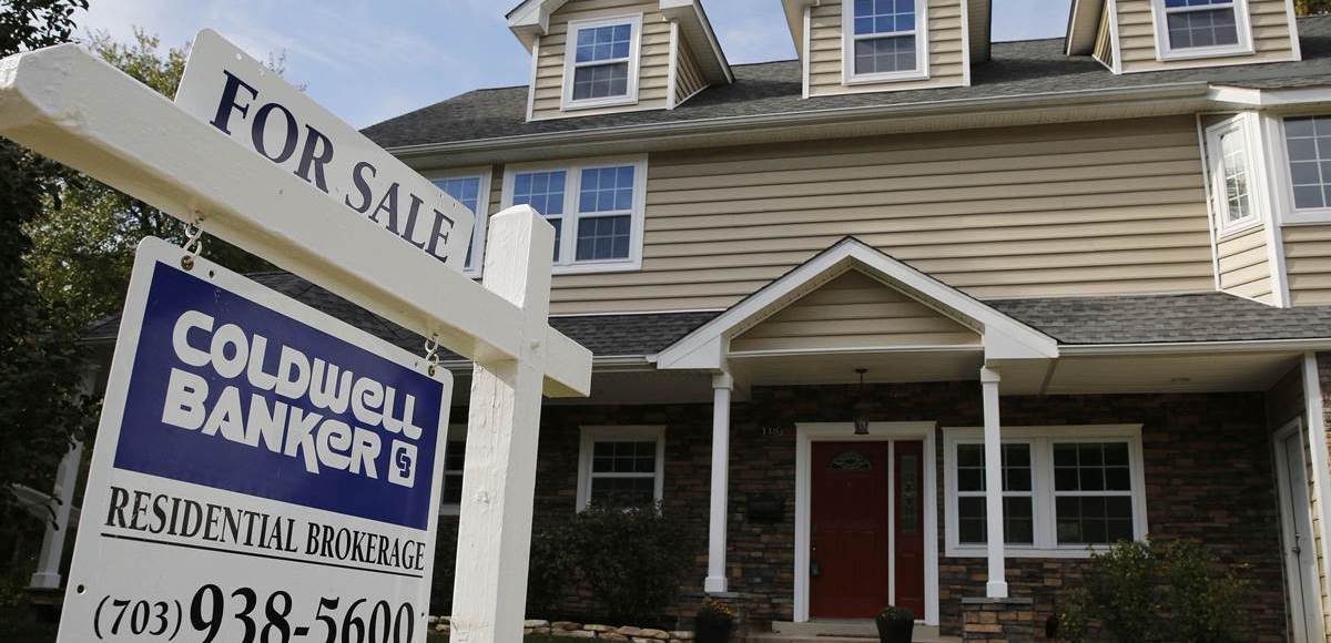 A real estate sign advertises a home for sale in Vienna, Va. (Photo: Reuters)
