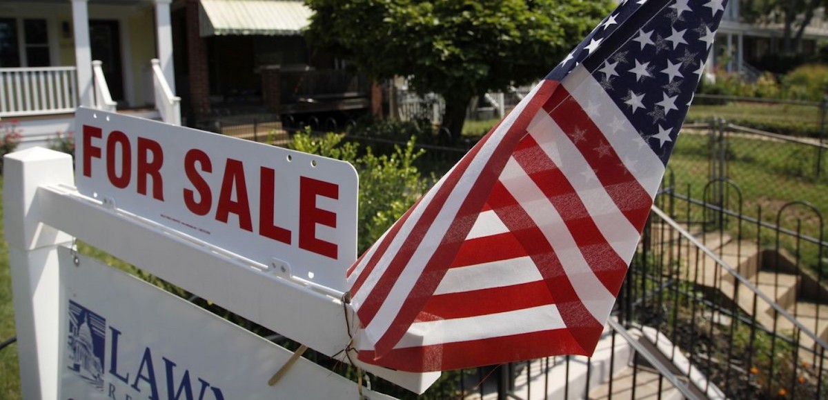 A U.S. flag decorates a for-sale sign at a home in the Capitol Hill neighborhood of Washington, August 21, 2012. (Photo: Reuters)