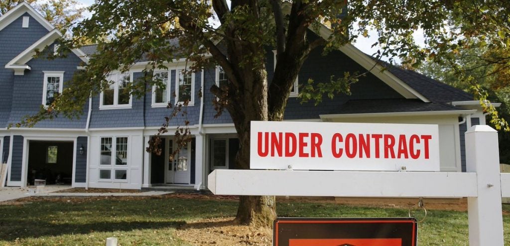 A under contract sign on a home previously for sale in Vienna, Va. (Photo: Reuters)