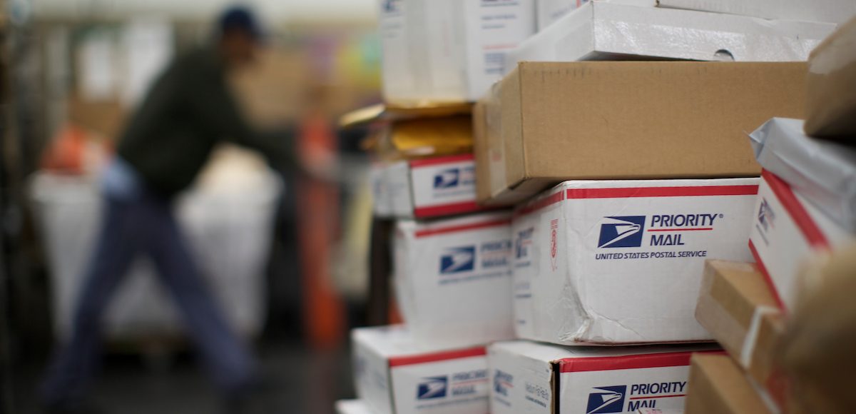 United States Postal Service (USPS) clerks sort mail at the Lincoln Park carriers annex in Chicago, Illinois on November 29, 2012. (Photo: Reuters)