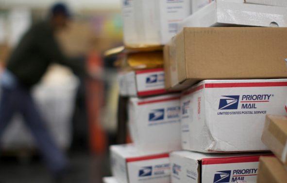 United States Postal Service (USPS) clerks sort mail at the Lincoln Park carriers annex in Chicago, Illinois on November 29, 2012. (Photo: Reuters)
