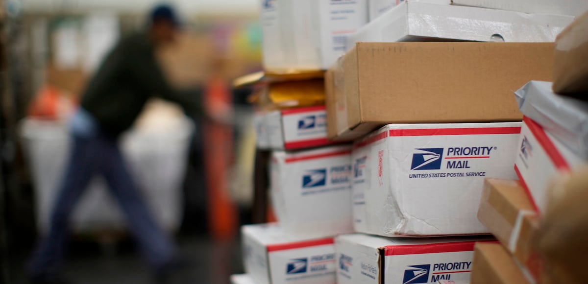 United States Postal Service (USPS) clerks sort mail at the Lincoln Park carriers annex in Chicago, Illinois on November 29, 2012. (Photo: Reuters)