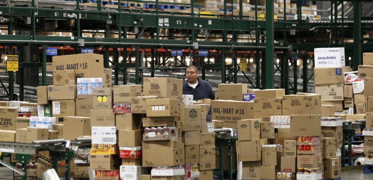 A Wal-Mart Stores Inc employee works in one of the company's distribution centers in Bentonville, Arkansas. (Photo: Reuters)