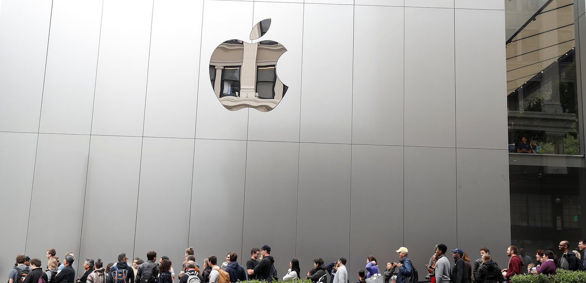 People wait in line for the opening of the next generation Apple Store in San Francisco, California, U.S. May 21, 2016. (Photo: Reuters)