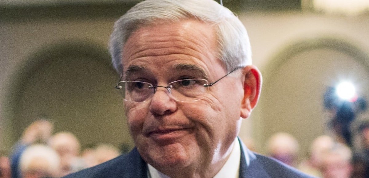 Senator Robert Menendez (D-N.J.) leaving the podium after speaking to the media during a news conference in Newark, New Jersey, April 1, 2015. (Photo: Reuters)