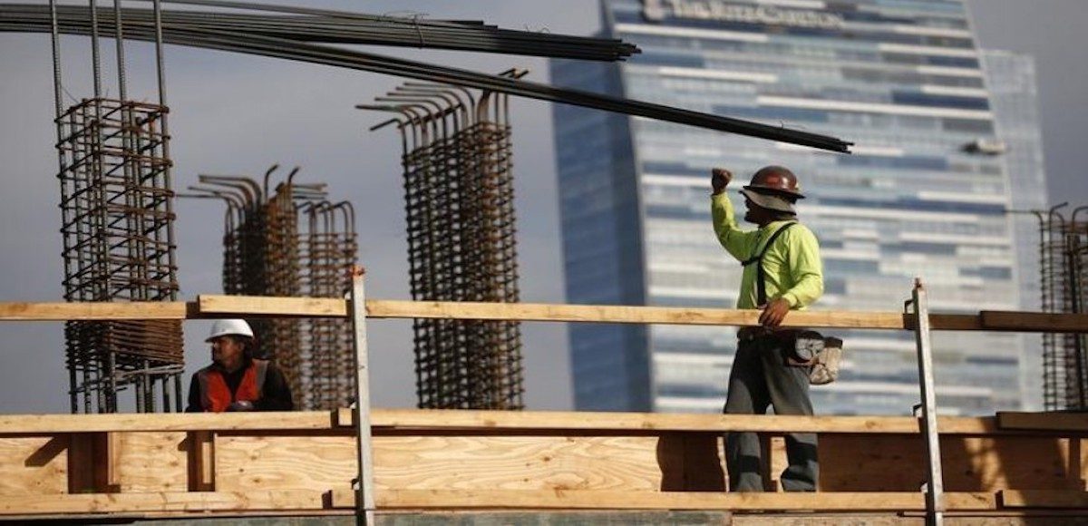 Men work on a construction site for a luxury apartment complex in downtown Los Angeles, California March 17, 2015. (Photo: Reuters)