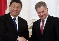 China's President Xi Jinping and Finland's President Sauli Niinisto shake hands during the signing ceremony at the Presidential Palace in Helsinki, Finland April 5, 2017. (Photo: Reuters)