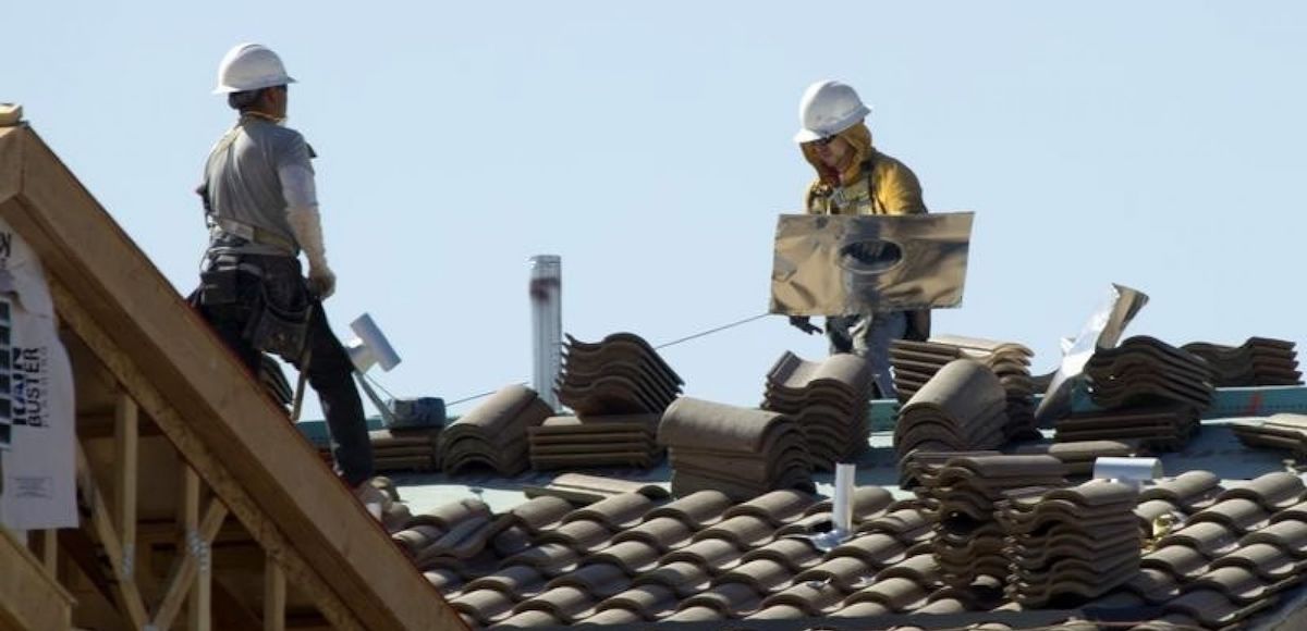 Roofers work on new homes at a residential construction site in the west side of the Las Vegas Valley in Las Vegas, Nevada April 5, 2013. (Photo: Reuters)