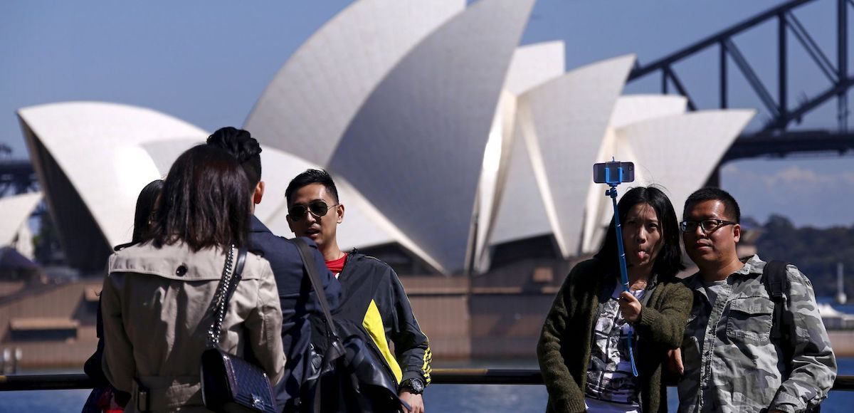 Chinese tourists take pictures of themselves standing in front of the Sydney Opera House in Sydney, Australia, September 28, 2015. (Photo: Reuters)