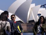 Chinese tourists take pictures of themselves standing in front of the Sydney Opera House in Sydney, Australia, September 28, 2015. (Photo: Reuters)
