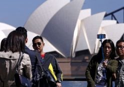 Chinese tourists take pictures of themselves standing in front of the Sydney Opera House in Sydney, Australia, September 28, 2015. (Photo: Reuters)