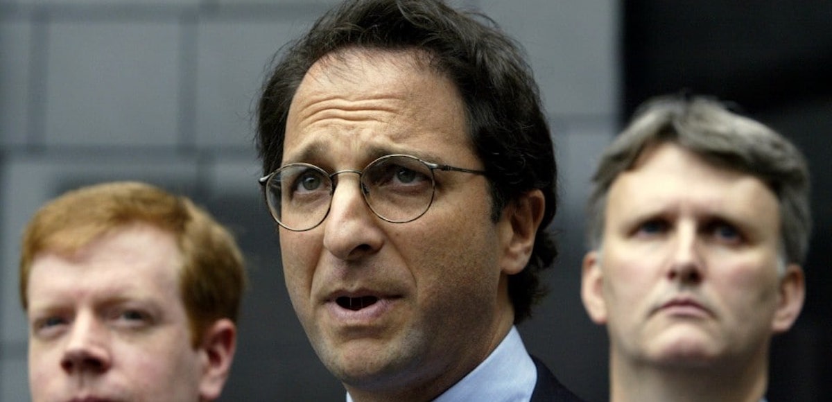 FILE PHOTO: Federal prosecutor Andrew Weissmann (C) is flanked by FBI agents as he speaks to the press outside the federal courthouse in Houston, Texas, U.S., May 1, 2003. (Photo: Reuters)