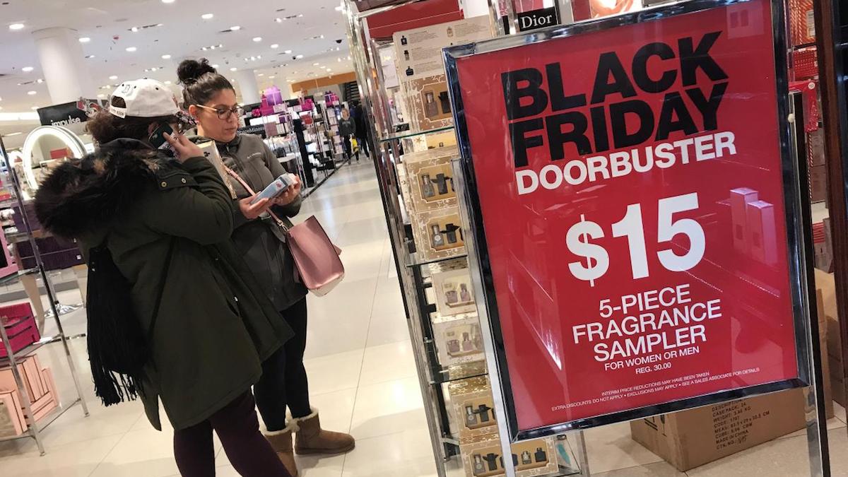 Women shop at a Macy's department store in Roosevelt Field shopping mall in Garden City, New York, U.S., November 24, 2017. (Photo: Reuters)